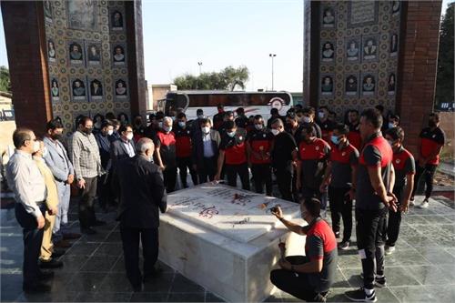 اعضای تیم فوتبال فولاد خوزستان بر مزار شهدای گمنام حاضر شدند