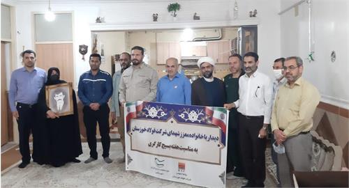 به مناسبت هفته بسیج کارگری برنامه دیدار با خانواده ۳ تن از شهدای شرکت فولاد خوزستان برگزار شد