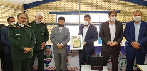 لوح تقدیر موسسه خدمات درمانی بسیجیان کشور به مدیرعامل شرکت فولاد خوزستان اهدا شد